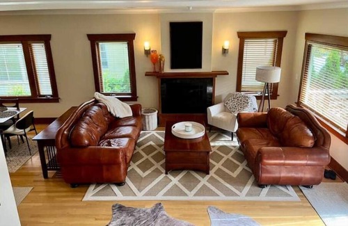 Queen Anne Casa | Stately Craftsman- Ideal corporate stay, DTWN: 1mi