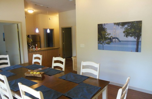 Holland Condominio | Camarotes 2D, vista a la carretera, piscina climatizada de temporada de nueva construcción, playa cercana