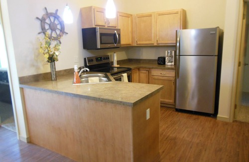 Holland Condominio | Camarotes 2D, vista a la carretera, piscina climatizada de temporada de nueva construcción, playa cercana