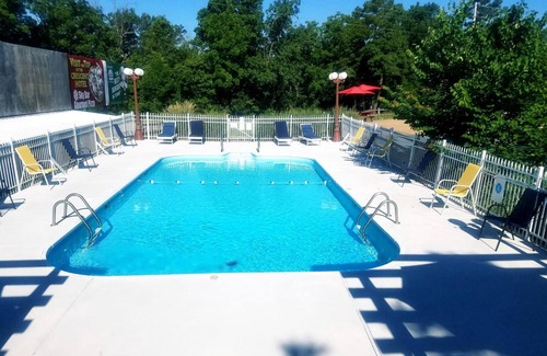 Eureka Springs Hotel | Statue Road Inn