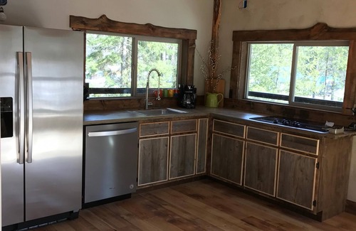 Coram Apartamento | Stay at Our Lookout Tower: Studio Apartment, Waterfront Pond, near Glacier NP