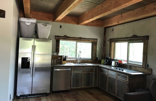 Coram Apartamento | Stay at Our Lookout Tower: Studio Apartment, Waterfront Pond, near Glacier NP