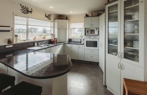 New Plymouth Casa | STAY AT SADDLE ROW - A five minute drive and a fifteen minute walk to the CBD.