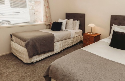 New Plymouth Casa | STAY AT SADDLE ROW - A five minute drive and a fifteen minute walk to the CBD.