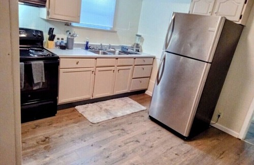 St. Louis Casa | Stay at this Cozy 3 bedroom 2 bathroom home that caters to Females only.