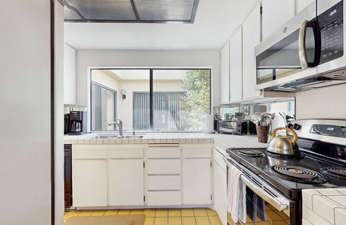 Palm Desert Condominio | Stay Awhile: Enjoy Relaxed, Comfortable Living in the Heart of Palm Desert.