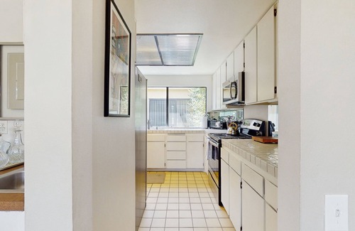 Palm Desert Condominio | Stay Awhile: Enjoy Relaxed, Comfortable Living in the Heart of Palm Desert.