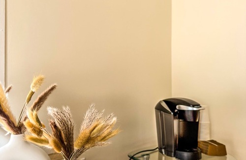 Beverly Apartamento | Stay by the Ocean & Downtown Beverly - Cozy 2BR with Parking