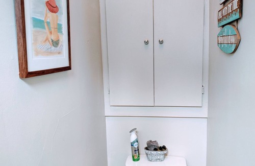 Dundee-Happy Hollow Historic District Apartamento | Stay Classy @ 1Queen2Full - Heart of Omaha - Dundee Neighborhood - Private Porch