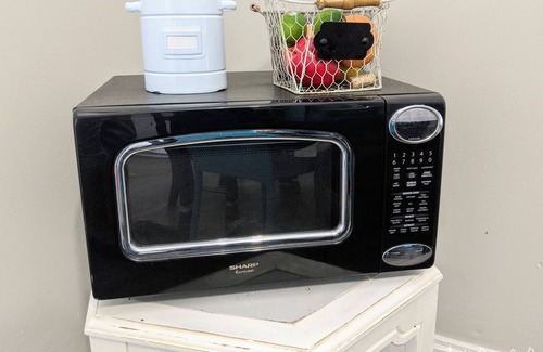 Dundee-Happy Hollow Historic District Apartamento | Stay Classy @ 1Queen2Full - Heart of Omaha - Dundee Neighborhood - Private Porch