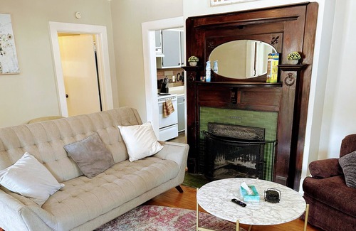 Dundee-Happy Hollow Historic District Apartamento | Stay Classy @ 1Queen2Full - Heart of Omaha - Dundee Neighborhood - Private Porch