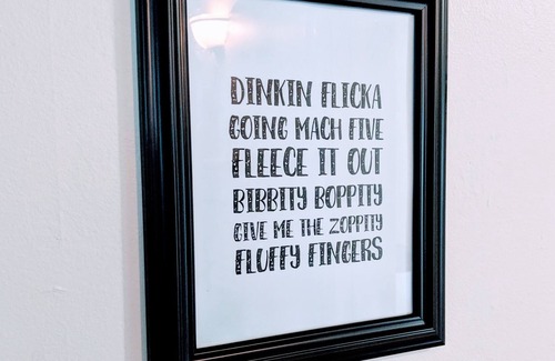 Dundee-Happy Hollow Historic District Apartamento | Stay Classy at 2-Queen in Heart of Omaha - Dundee Neighborhood - Porch