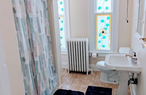 Dundee-Happy Hollow Historic District Apartamento | Stay Classy at 2-Queen in Heart of Omaha - Dundee Neighborhood - Porch