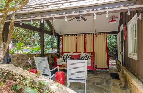 Highlands Casa | Stay Foxy Cottage, Mirror Lake Highlands, NC