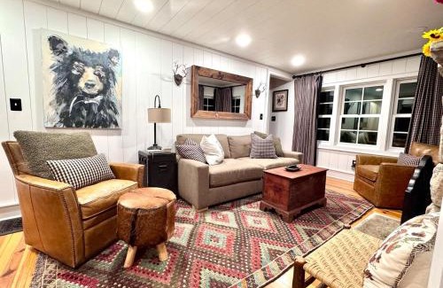 Highlands Casa | Stay Foxy Cottage, Mirror Lake Highlands, NC