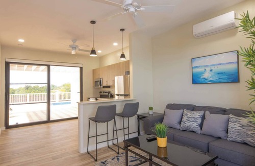 Leeward Settlement Apartamento | Stay in a Long Bay Beach Villa with a Shared Pool