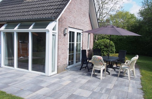 Nieuw Heeten Casa | Stay in Bungalow Schipbeek Luxe for 6 persons by the pond at Vakantiepark de Sallandshoeve and enjoy comfort, nature, and peace in Overijssel.