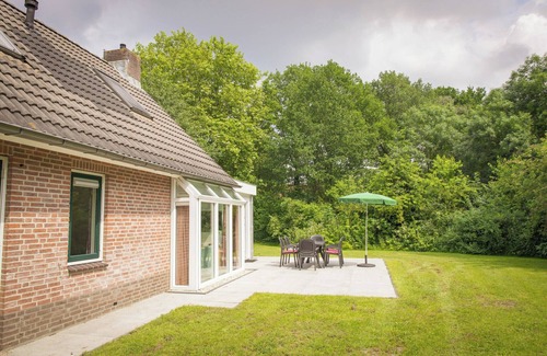 Nieuw Heeten Casa | Stay in Bungalow Schipbeek XL for 6 persons at Vakantiepark de Sallandshoeve – spacious, comfortable, and private accommodation in the heart of nature.