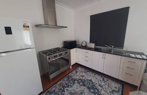 Ballajura Casa | Recién renovado, WiFi gratuito / estacionamientos, cerca de la tienda / parque / autobús / atracciones turísticas