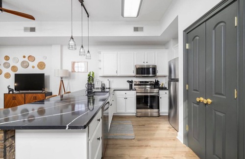 Johnson City Condominio | Stay in heart of Johnson City * Urban Loft *