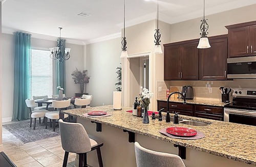 Lake Charles Casa | Stay in luxury and comfort during your next work contract or vacation at the Bellview Bungalow.