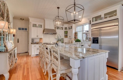 Evans Casa | Stay in Luxury with a Private Backyard Oasis