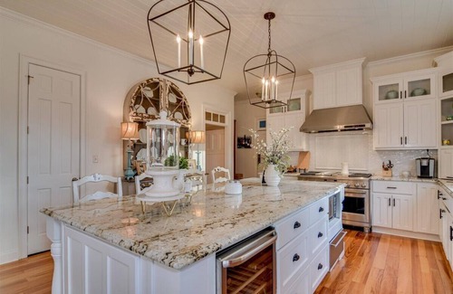 Evans Casa | Stay in Luxury with a Private Backyard Oasis