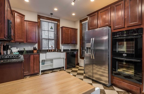 Highlands Casa | Stay on Broadway - Sleeps 10, Hot Tub, Walkable!