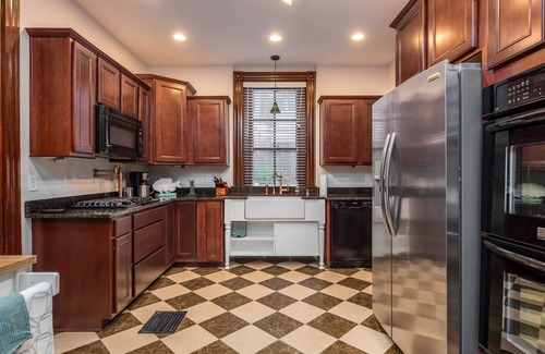 Highlands Casa | Stay on Broadway - Sleeps 10, Hot Tub, Walkable!