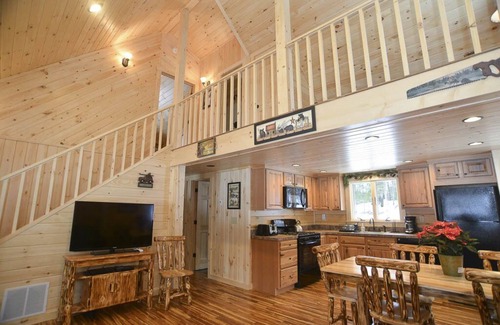 East Burke Cabina | Stay on Kingdom Trails in a three bedroom cabin!