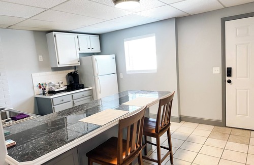 Festus Apartamento | Stay on Main - Charming 2 bedroom 1.5 bath Upstairs Apartment on Main Sleeps 6