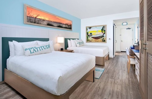 Fort Myers Beach Complejo | Stay on the Beach w/ Outdoor Pool Access + Firepits & Dining