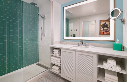 Fort Myers Beach Complejo | Stay on the Beach w/ Outdoor Pool Access + Firepits & Dining