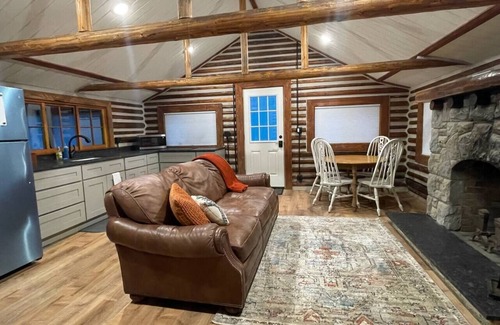 Island Park Cabina | Historic 1920 Riverfront Cabin w/ HotTub~Fall Rate