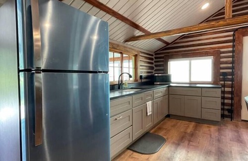 Island Park Cabina | Historic 1920 Riverfront Cabin w/ HotTub~Fall Rate