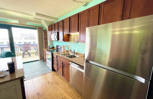 Sandusky Condominio | Stay On The Water! Spectacular View Cedar Point! Downtown Walk to Ferry Restaurants Bars