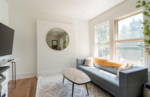 Uptown Apartamento | Stay Portland - NW 23rd - 1BR - Best Location - Historic Beauty