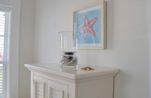 North Carolina Coast Apartamento | Stay Salty Villa with views of canal and short walk to beach