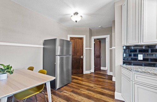 The Southampton Apartamento | Stay STL*Long Term Stays*Private Balcony*Pets