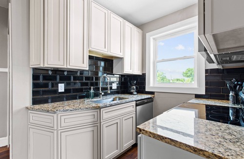 The Southampton Apartamento | Stay STL*Long Term Stays*Private Balcony*Pets