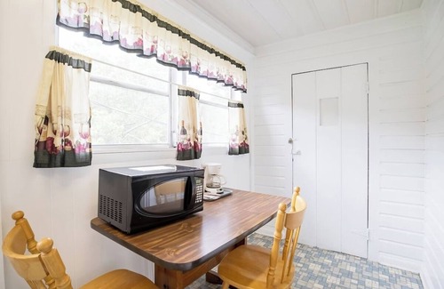 Cherokee Hotel | Stay w/Microwave + Refrigerator By Riverside – Great Smoky Access Nearby