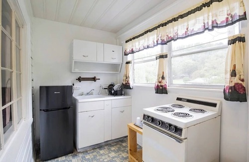 Cherokee Hotel | Stay w/Microwave + Refrigerator By Riverside – Great Smoky Access Nearby