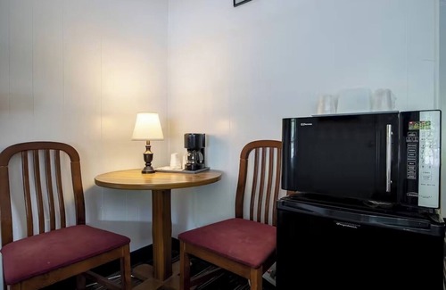 Cherokee Hotel | Stay w/Microwave + Refrigerator By Riverside – Great Smoky Access Nearby