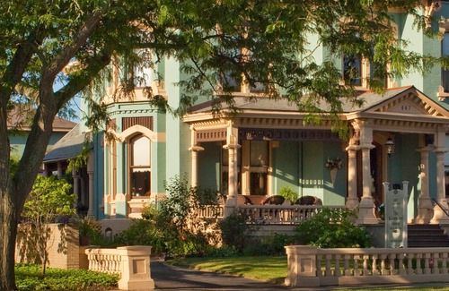 Central Business District Cama Y Desayuno | Stay with us and you'll see why we are ranked #1 lodging in Kalamazoo.