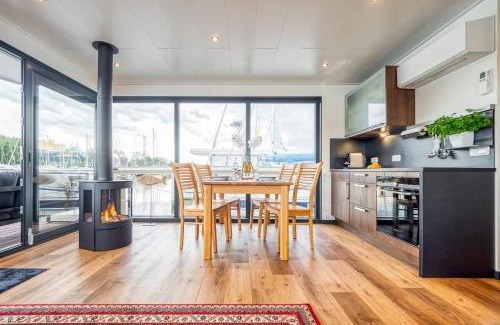 Ostvorpommern Casa | STAY24 - Wasservilla Chalet am Meer