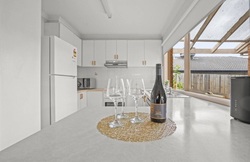 Narre Warren South Casa | StayAU 3BR Vacation Long stay Netflix Pet Friendly