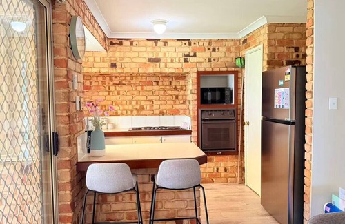 Seville Grove Apartamento | StayAU 4BR Family Retreat w/Garden – Near Perth