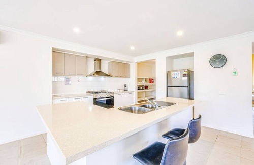 Point Cook Casa | StayAU 4BR Tranquil Family Escape House Point Cook
