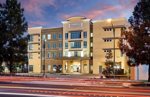 Anaheim Resort Apartamento | Quédese cerca del centro de Disney + entrada de monorraíl de Disneyland | Piscina al aire libre + desayuno bufé gratuito