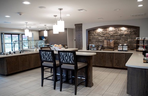 Auburn Hills Apartamento | Piscina cubierta + Wi-Fi gratis, desayuno gratis | Estudio Accesible Auditivo